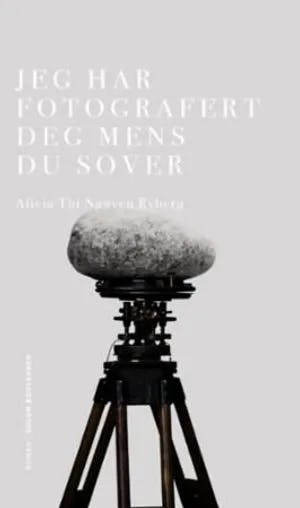 Omslag: "Jeg har fotografert deg mens du sover : roman" av Alicia Thi Nguyen Ryberg