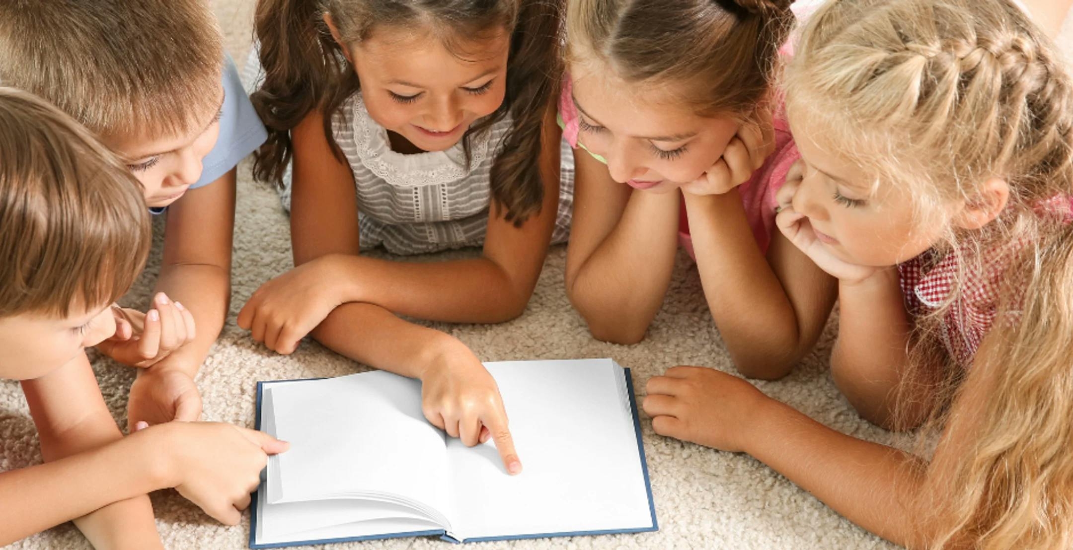 Fem barn som leser i en bok sammen